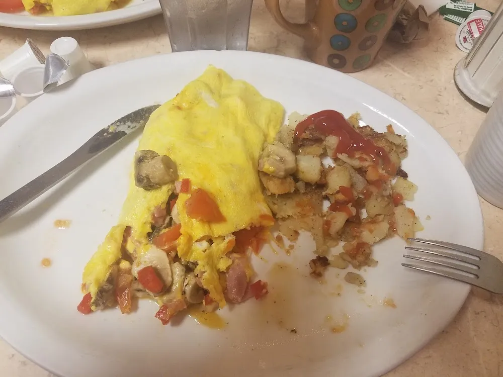 The Dogwood Omelet w Homefries